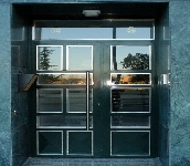 Puerta de diseño modernista. a dos colores lineas simetricas entre si.