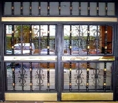 Puerta con barrotes de tubular ornamental acompañados de barrote en forja conjuntando la puerta de una manera armonica.