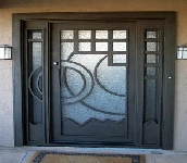 Puerta con estilo moderno decorada con linieas divergentes y acompasadas.