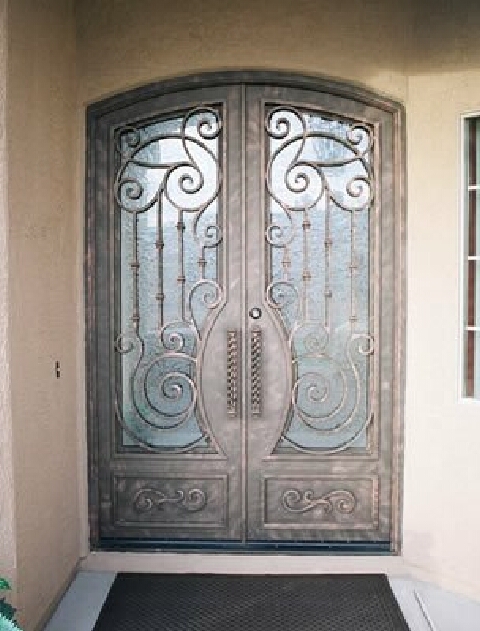 Puerta de hierro forjado bien trabajado y con  formas artísticas de gran belleza y trabajo esmerado.